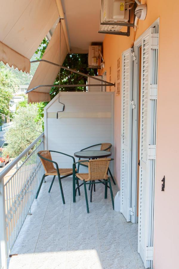 קמנה וורלה Hotel Loula Rooms And Apartments מראה חיצוני תמונה