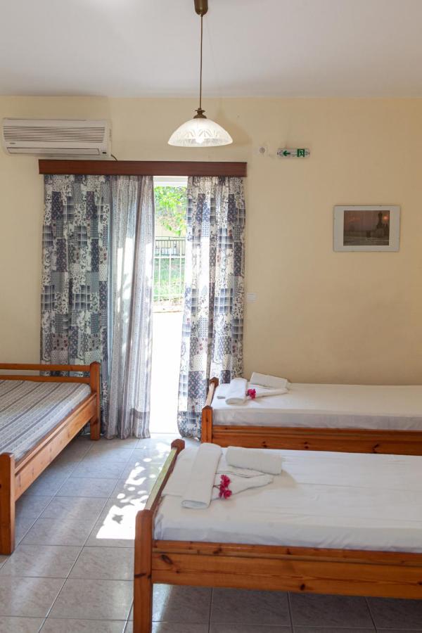 קמנה וורלה Hotel Loula Rooms And Apartments מראה חיצוני תמונה