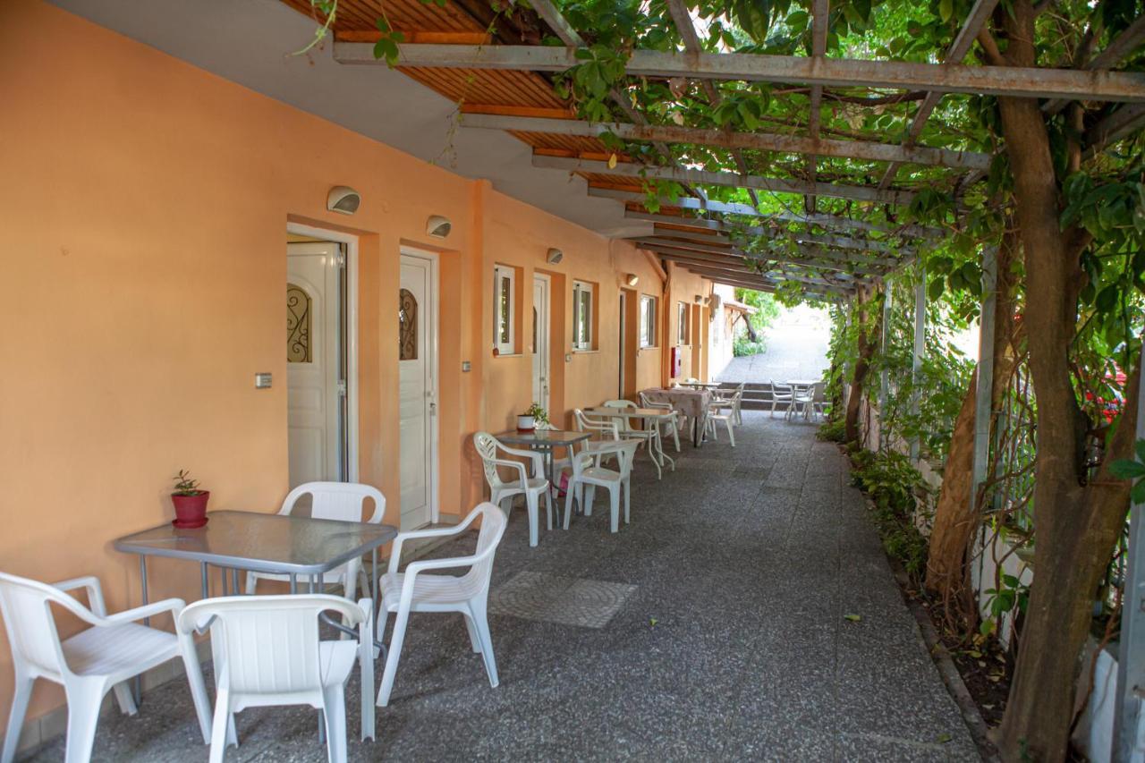 קמנה וורלה Hotel Loula Rooms And Apartments מראה חיצוני תמונה