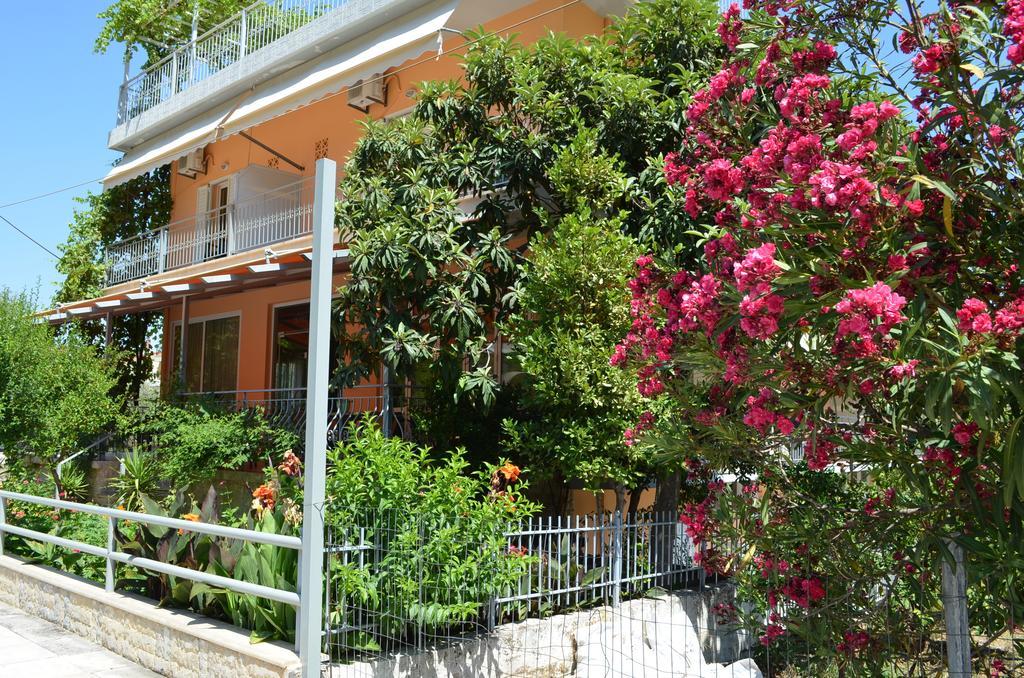 קמנה וורלה Hotel Loula Rooms And Apartments מראה חיצוני תמונה